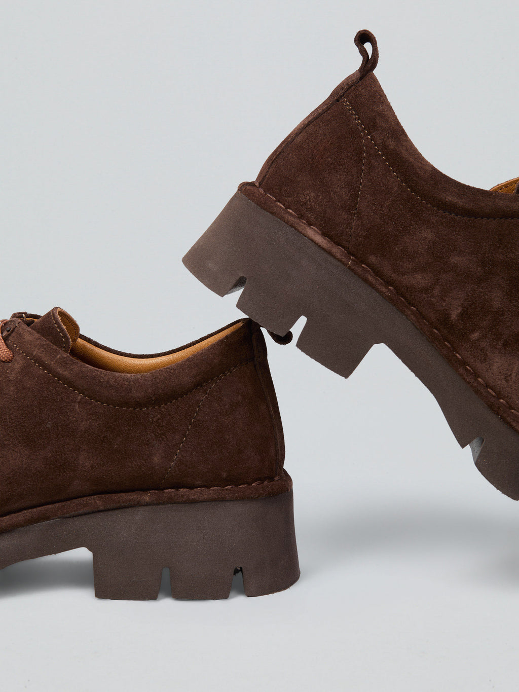 Schnürschuhe aus Veloursleder