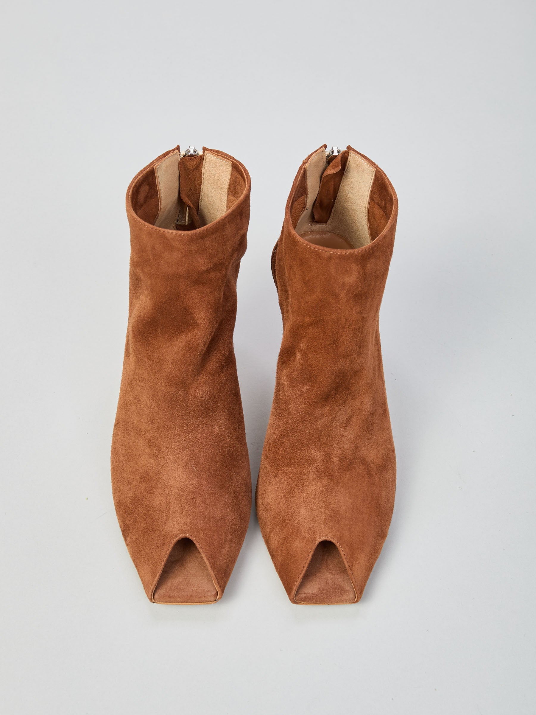 Peep-Toe-Stiefeletten aus Wildleder