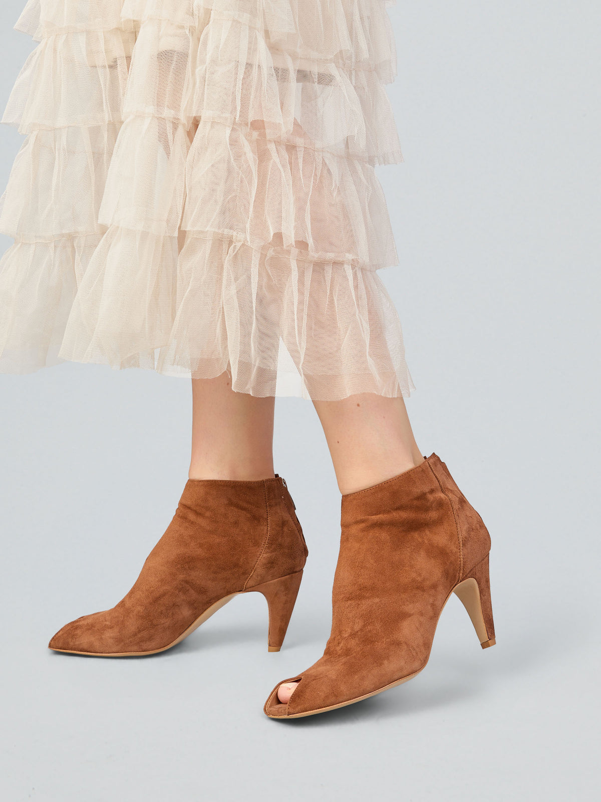 Peep-Toe-Stiefeletten aus Wildleder