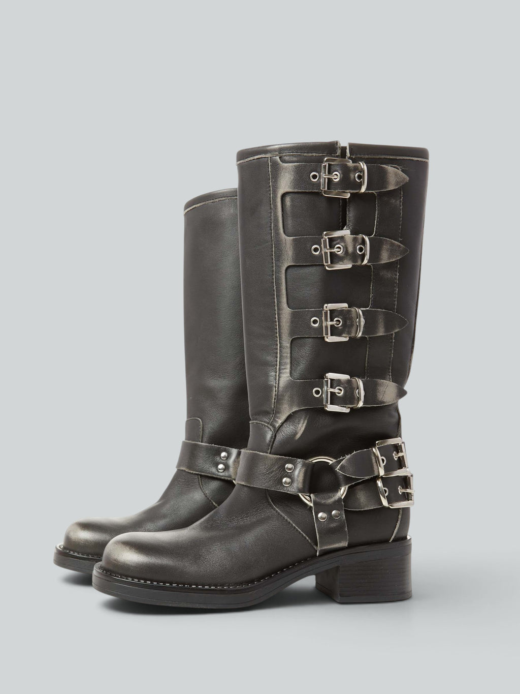 Biker in pelle con fibbie