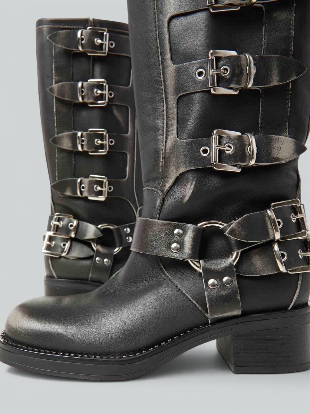 Biker in pelle con fibbie