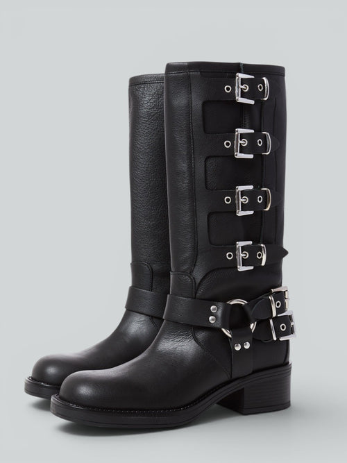 Biker in pelle con fibbie