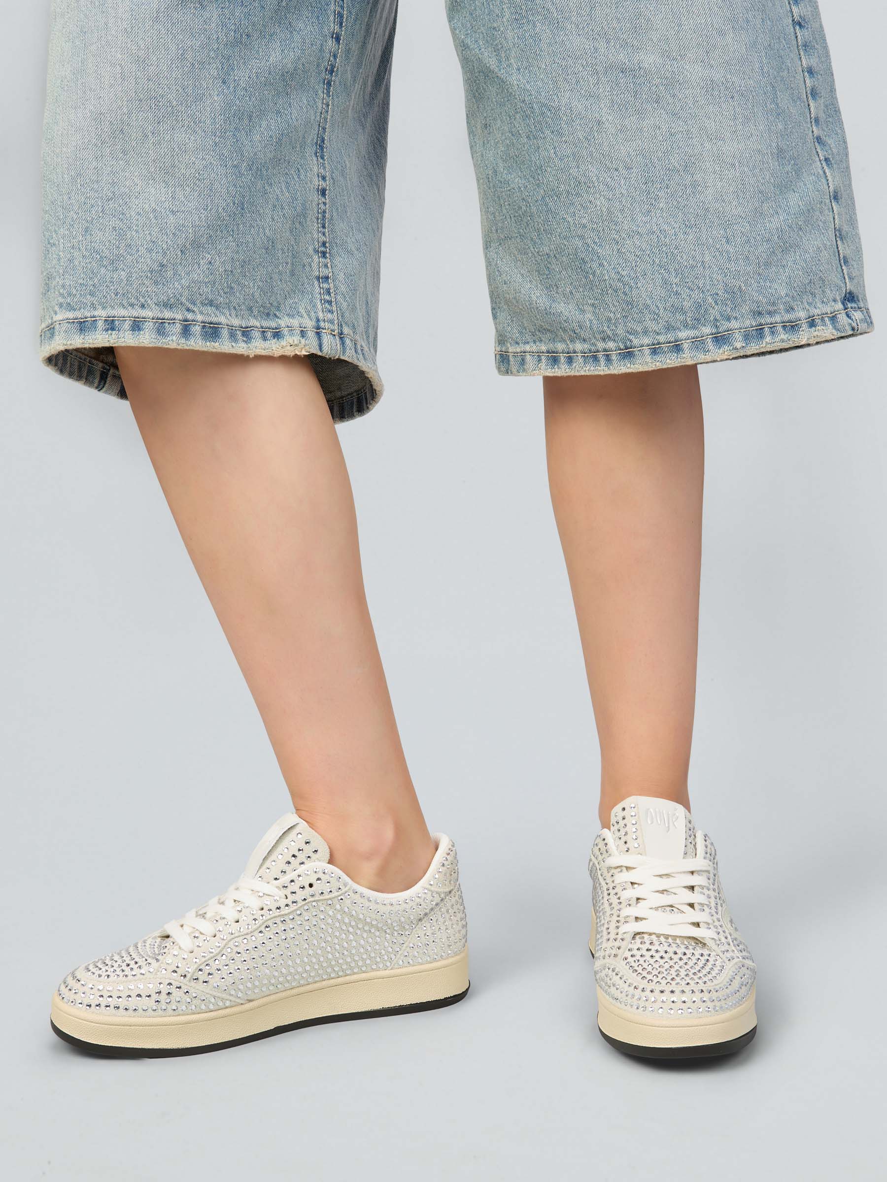 Sneakers mit Strasssteinen