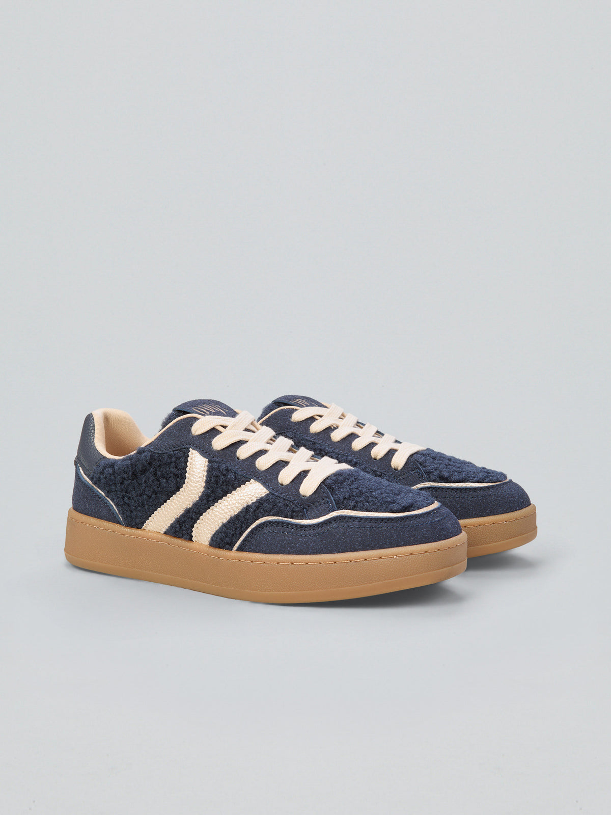 Teddy-effect sneakers
