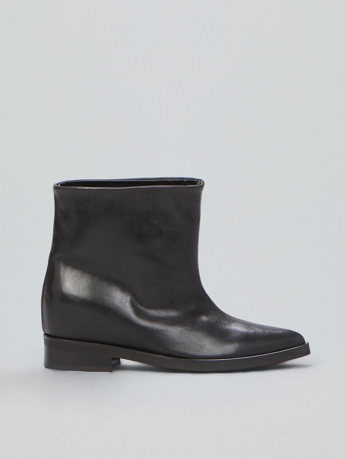 Leather ankle boot with internal wedge