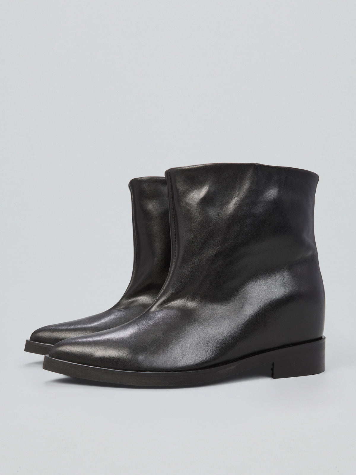 Leather ankle boot with internal wedge