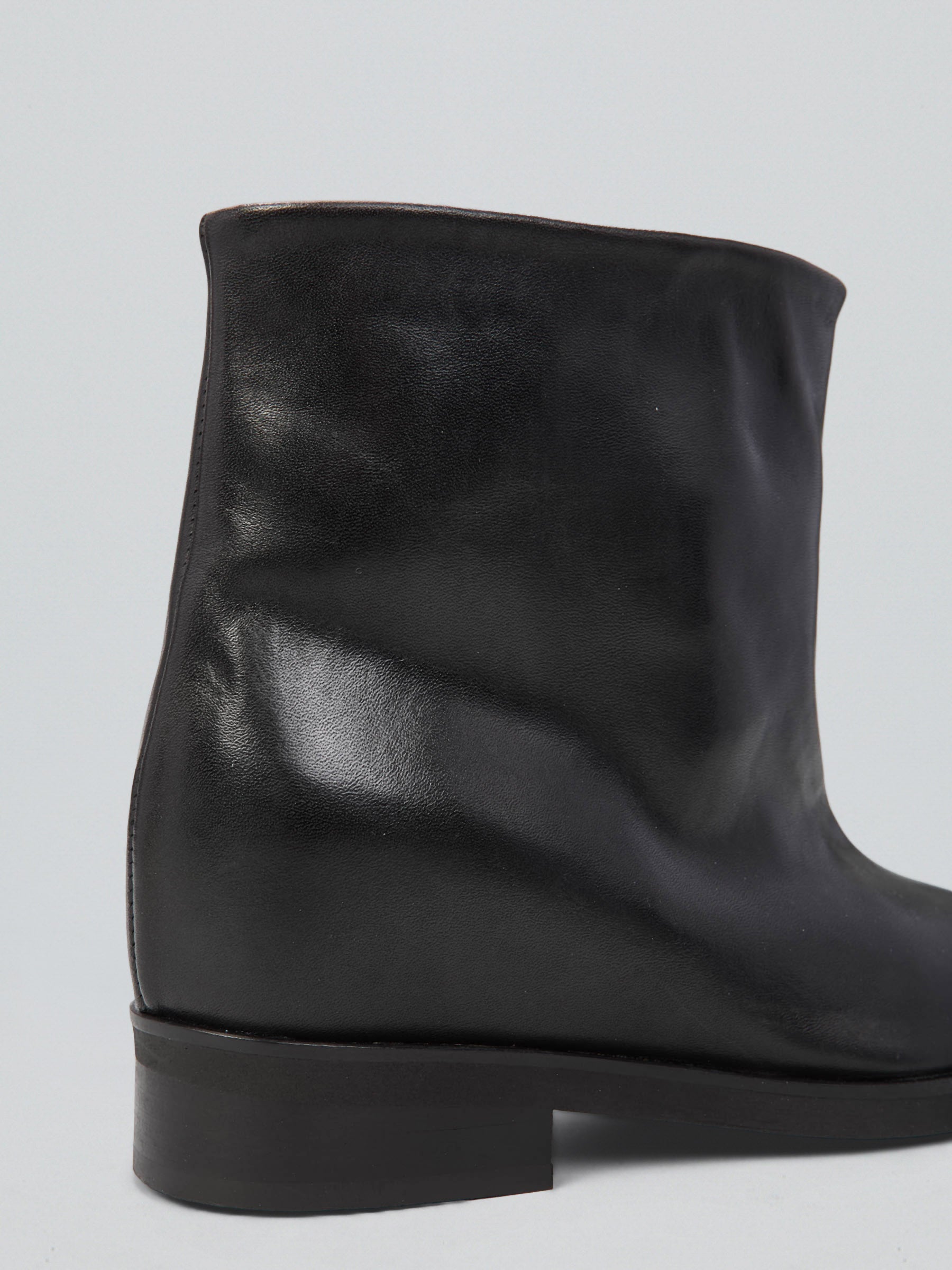 Leather ankle boot with internal wedge
