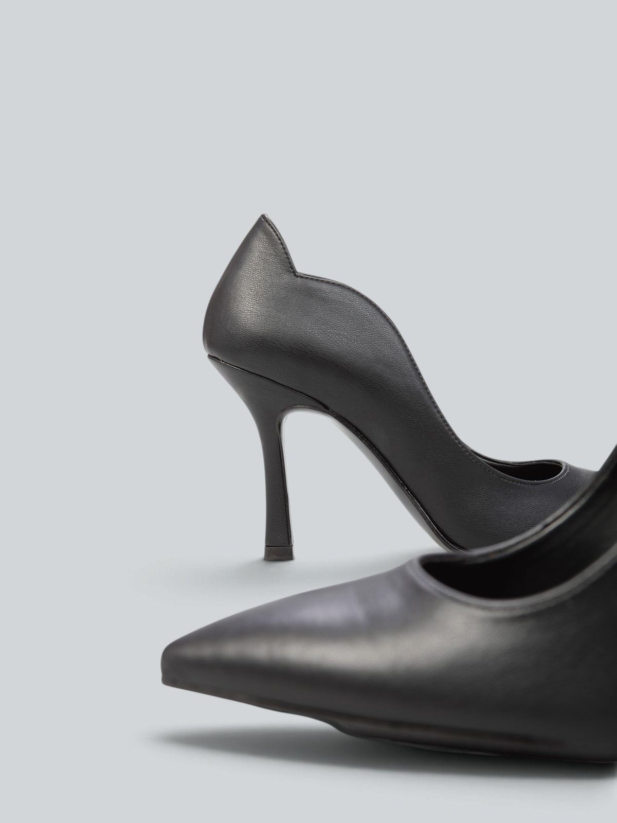 Spitzer Pumps mit gewelltem Ausschnitt