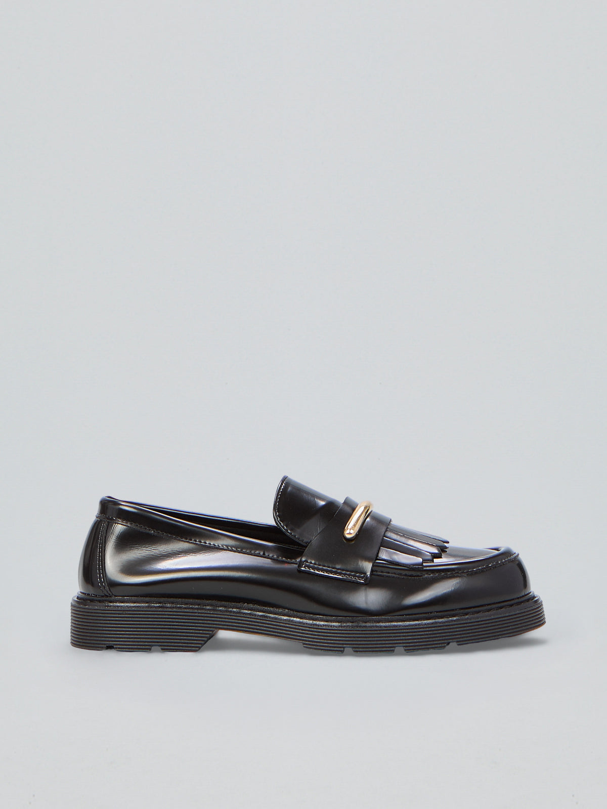 Loafer with fringe and buckle