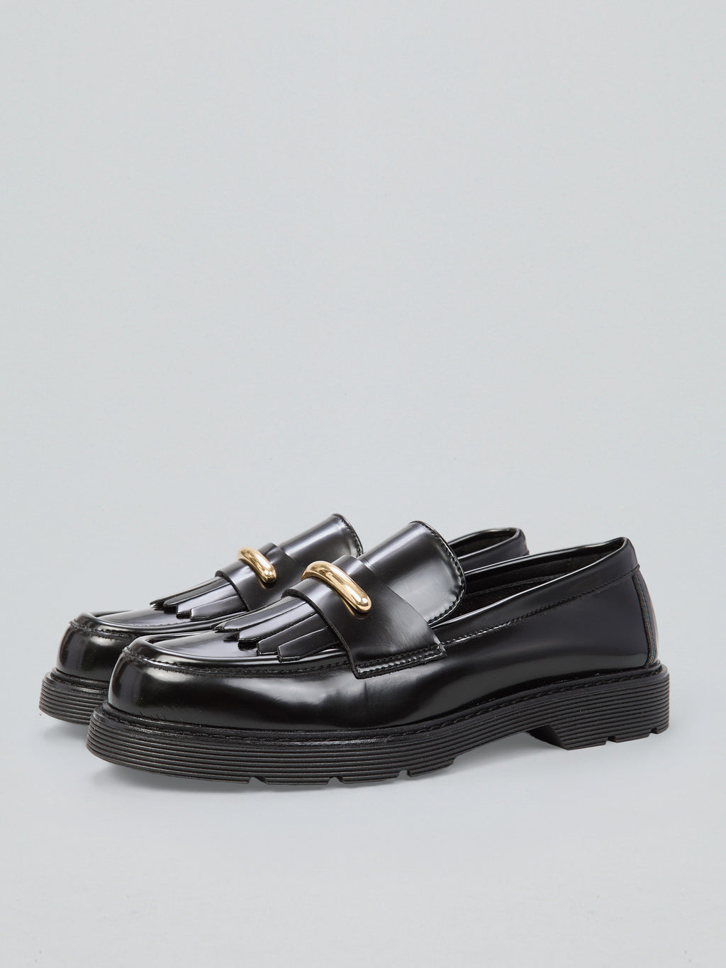 Loafer with fringe and buckle