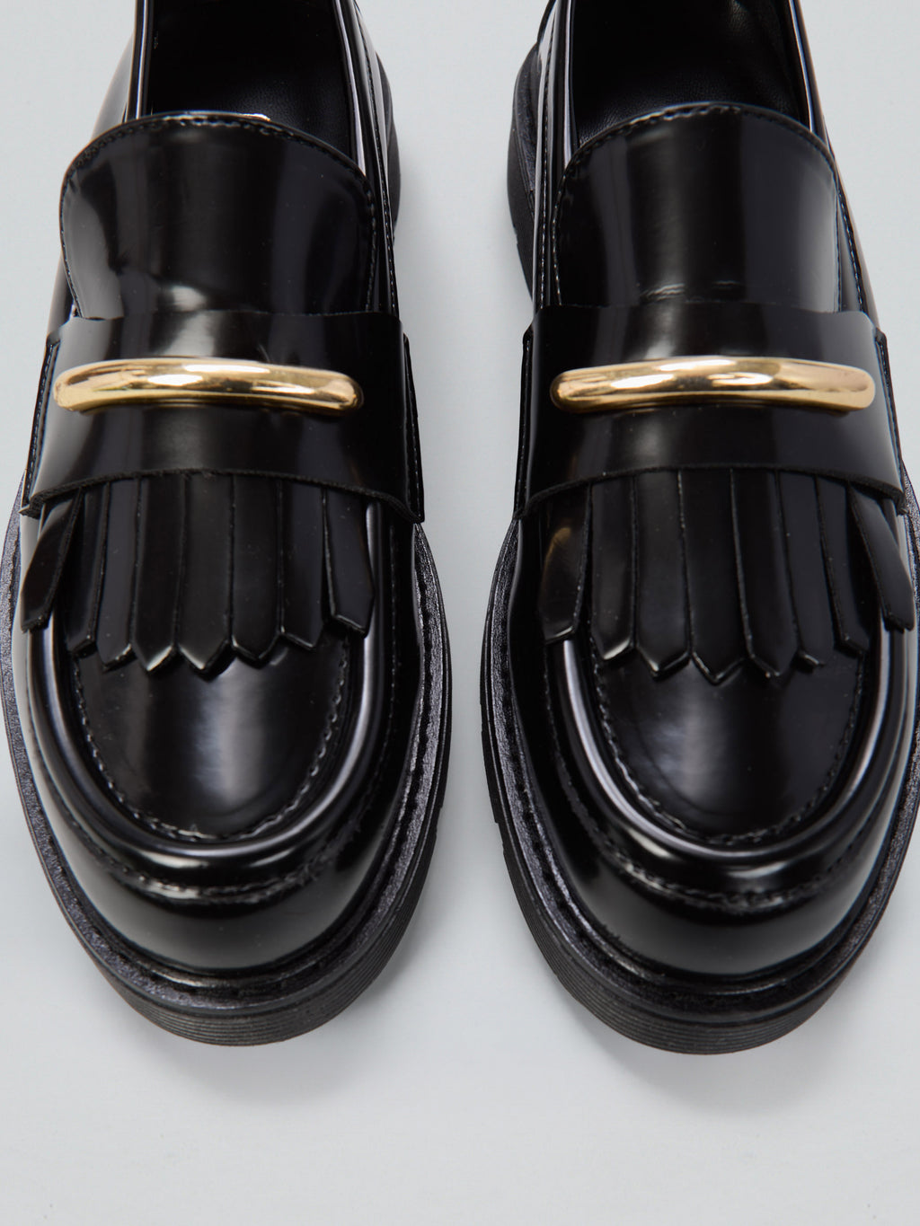 Loafer with fringe and buckle