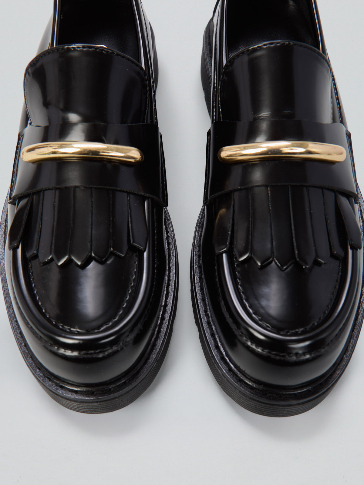 Loafer with fringe and buckle