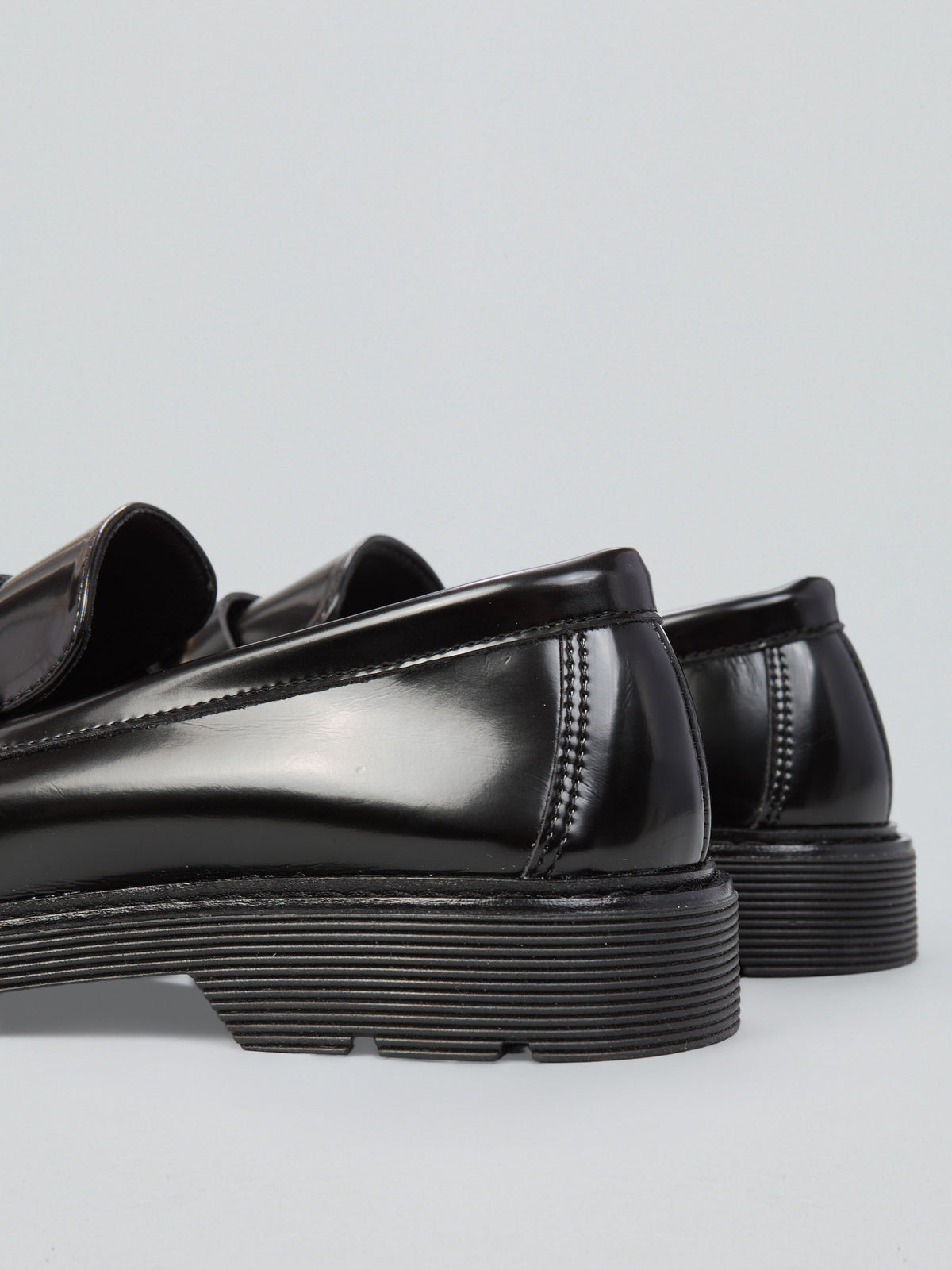 Loafer with fringe and buckle