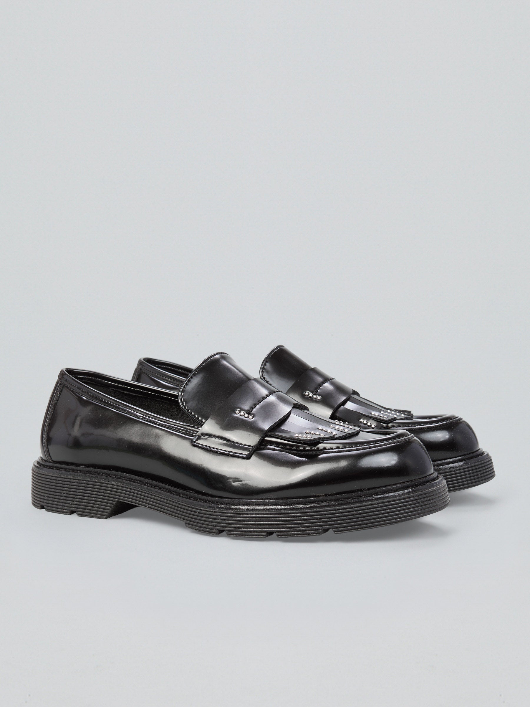 Loafers with fringes and micro-studs