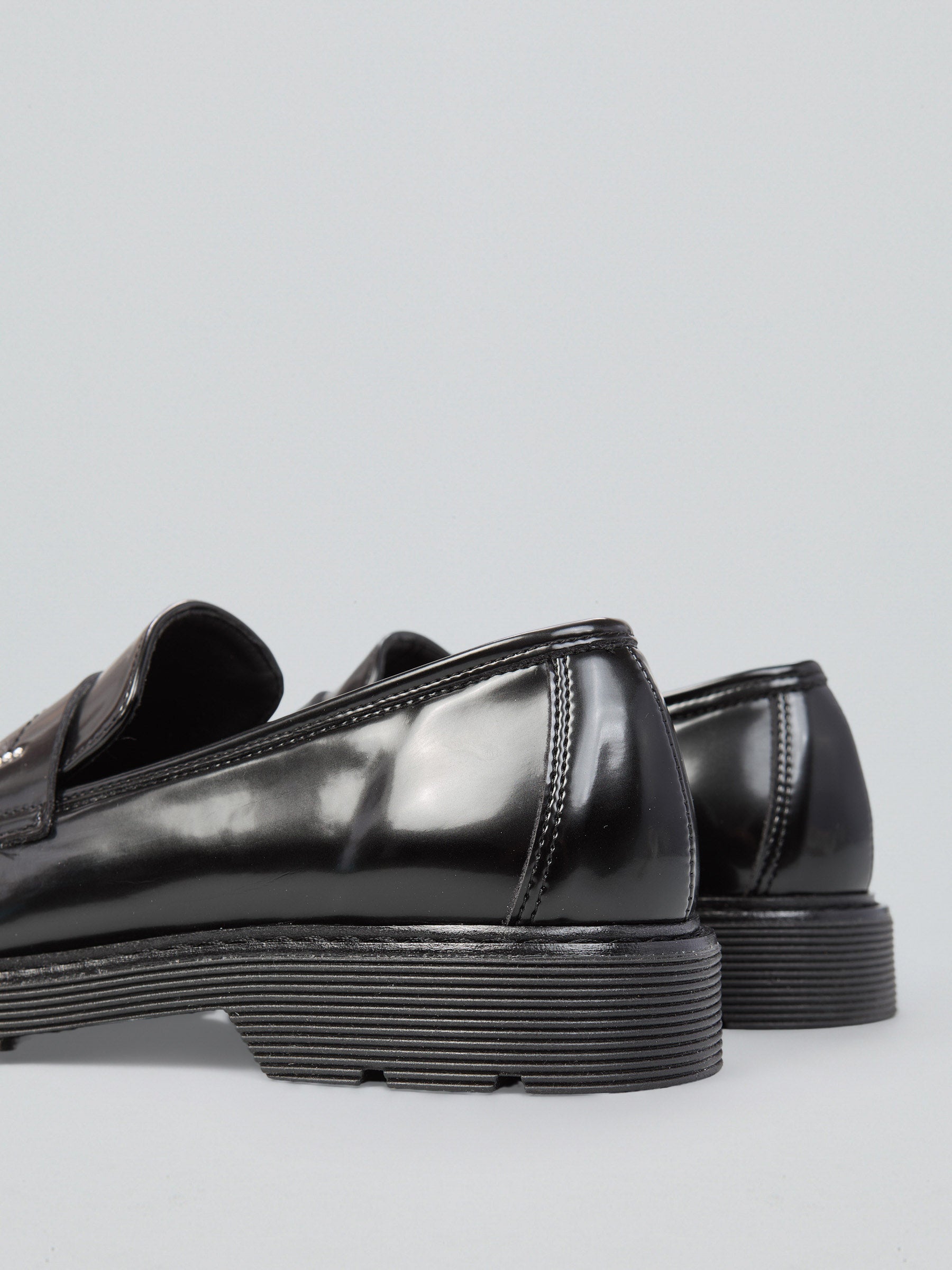 Loafers with fringes and micro-studs
