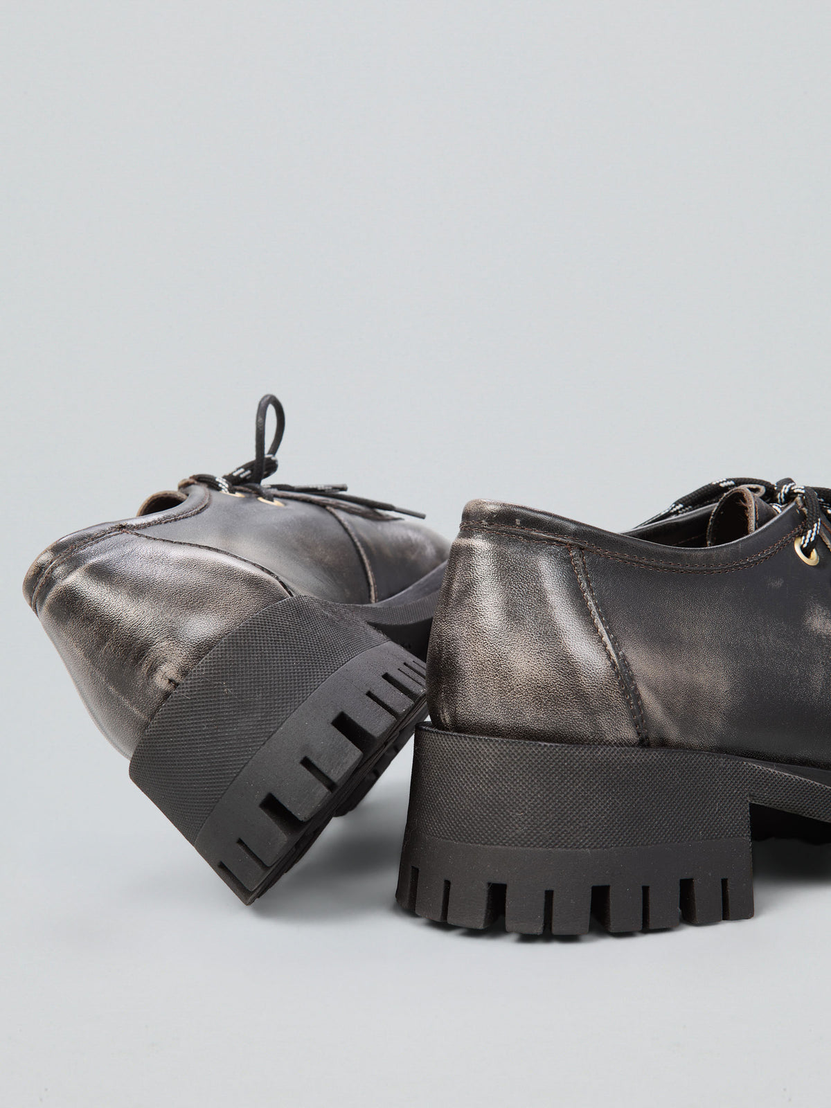 Vintage-effect leather lace-ups