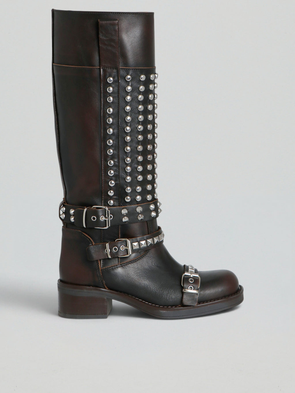 Biker in pelle con borchie