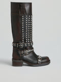 Biker in pelle con borchie