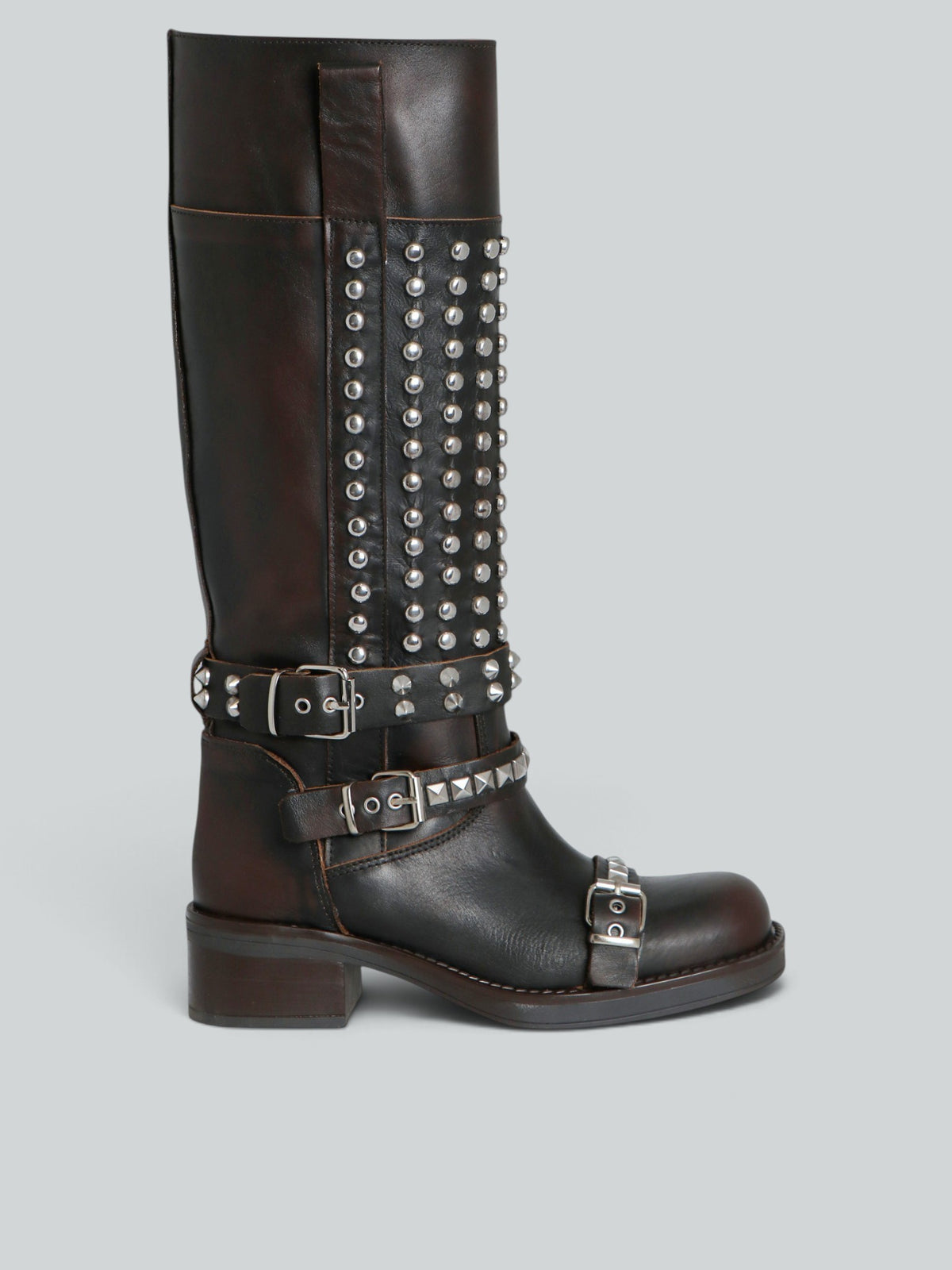 Biker in pelle con borchie