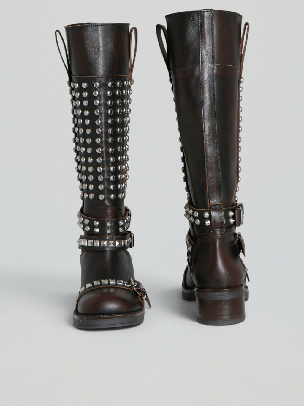Biker in pelle con borchie