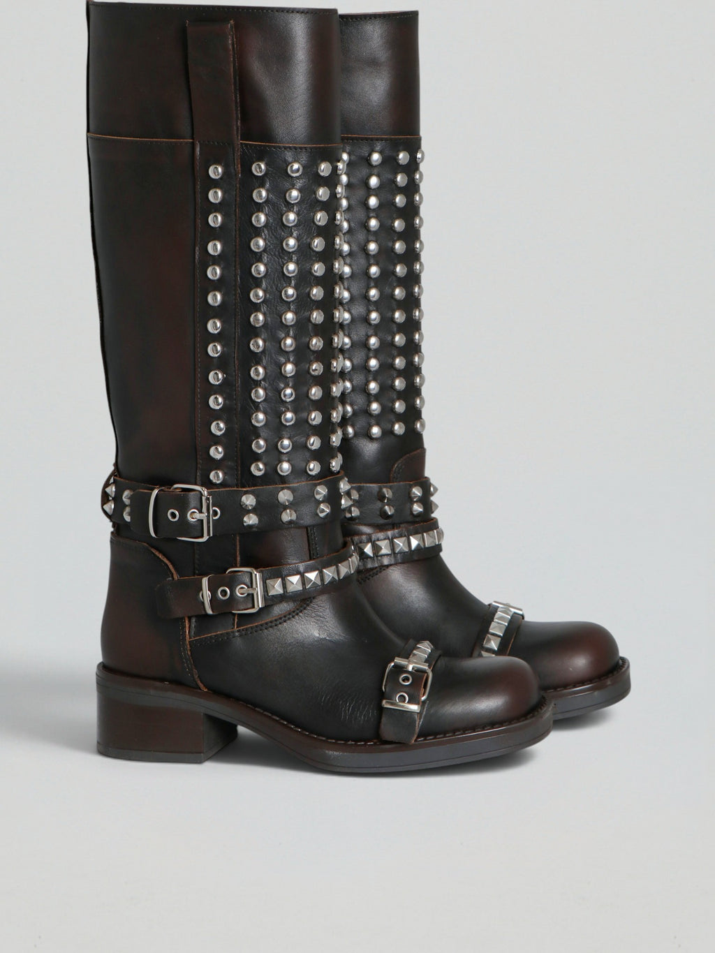 Biker in pelle con borchie