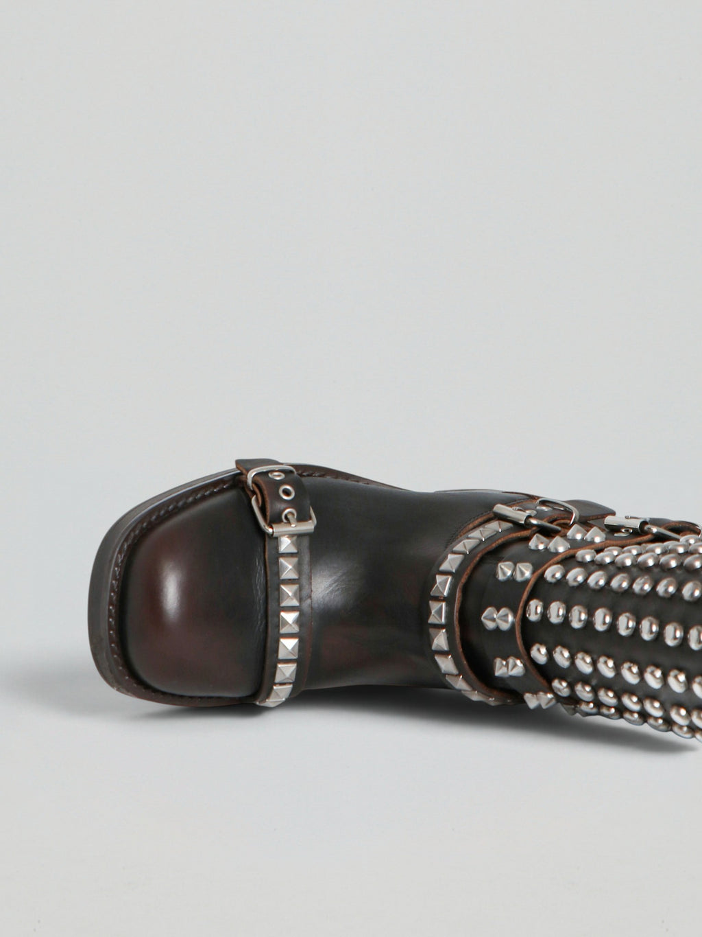 Biker in pelle con borchie