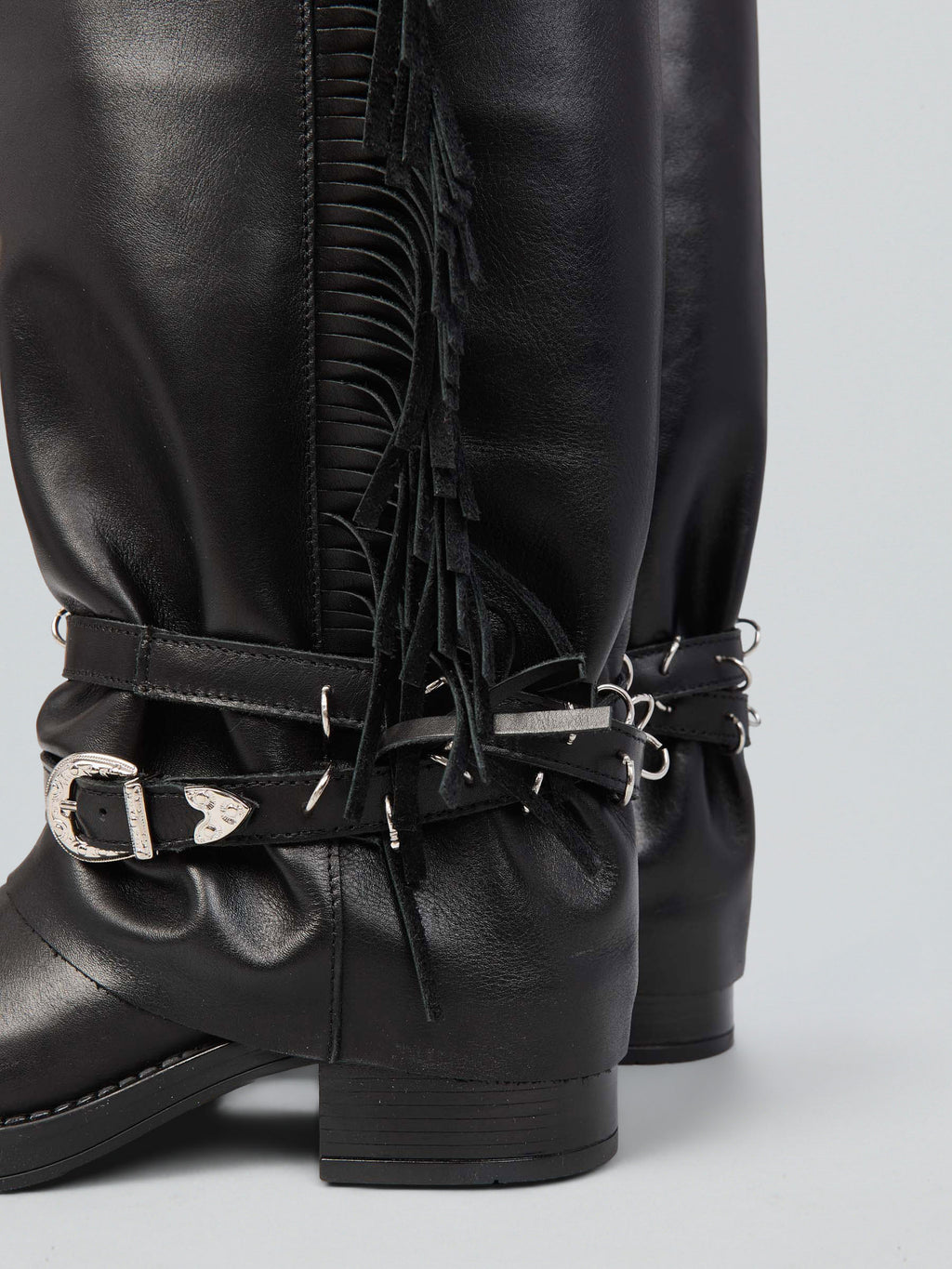Biker in pelle con frange