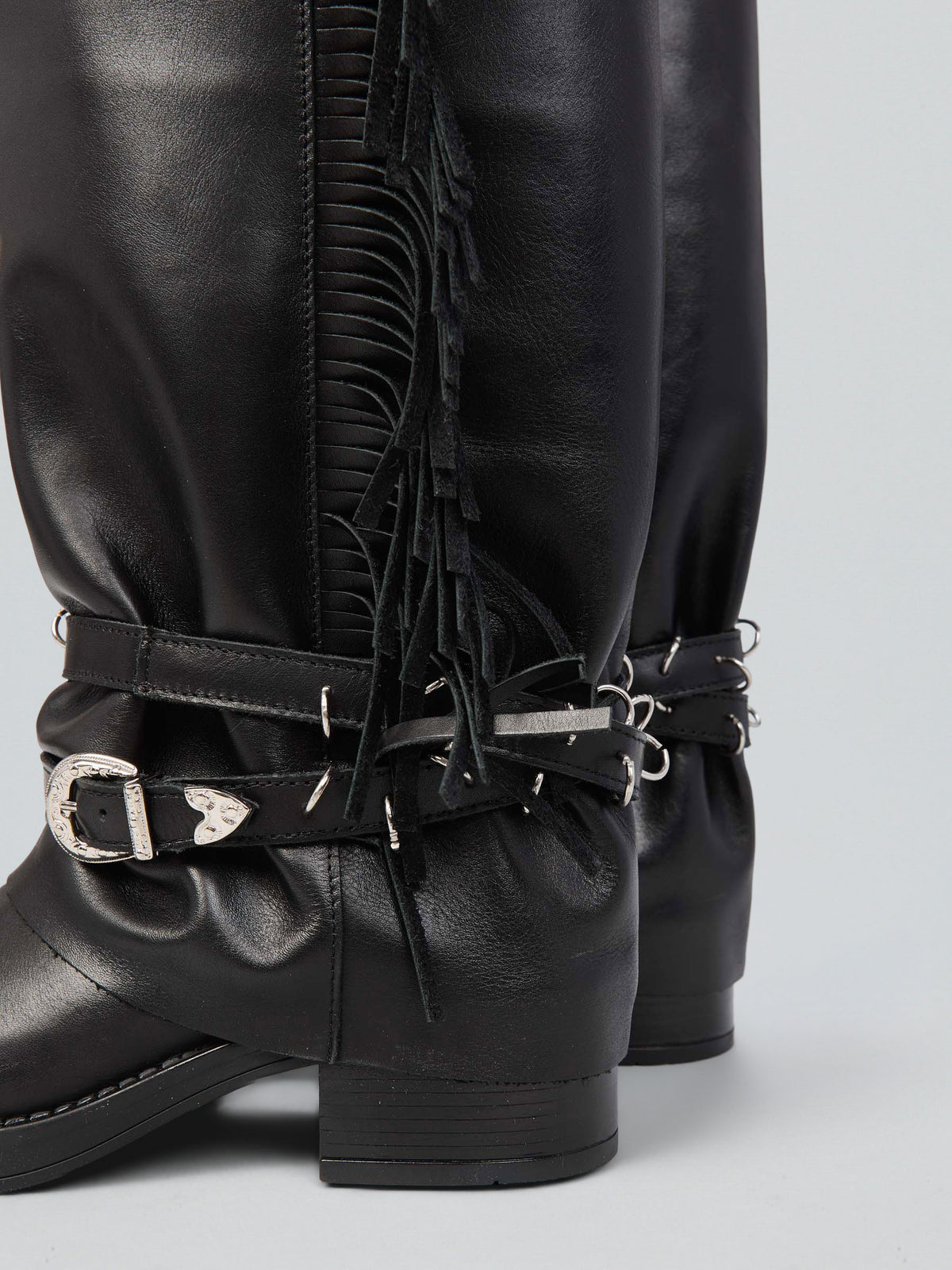 Biker in pelle con frange