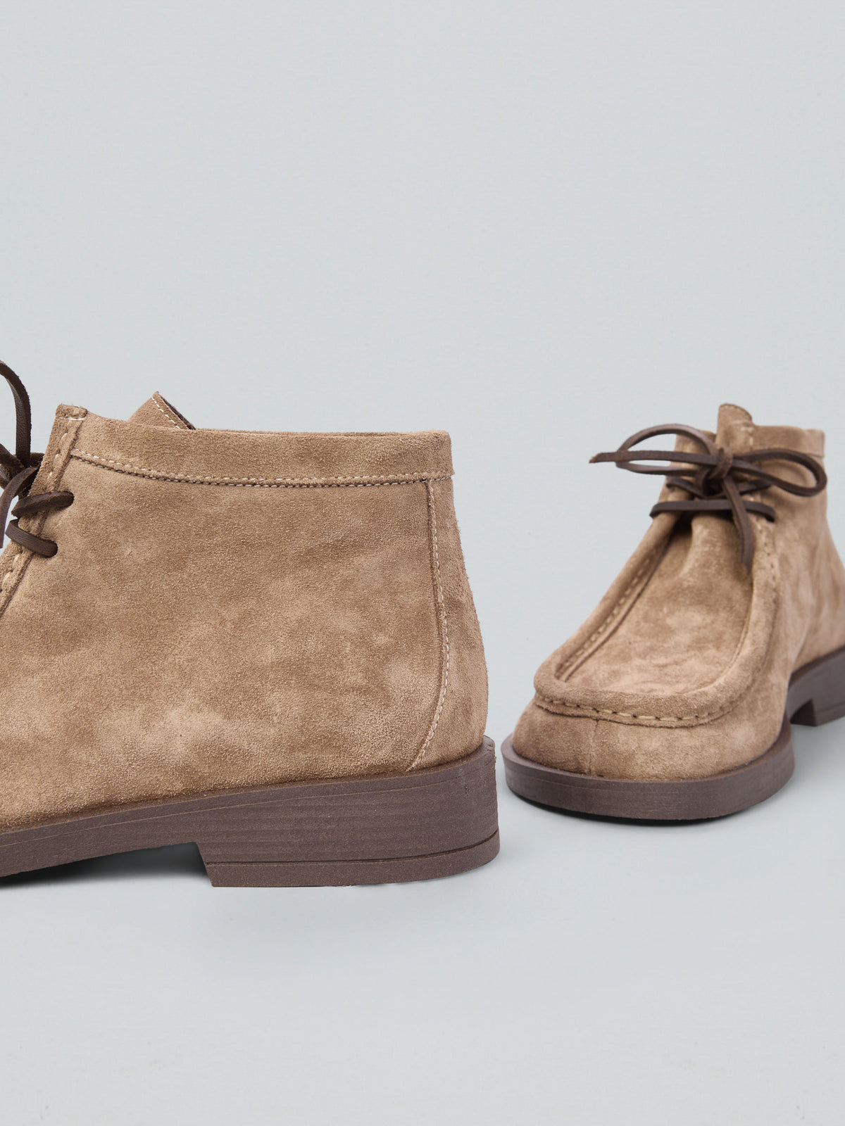Geschnürte Mokassin-Stiefel aus Wildleder